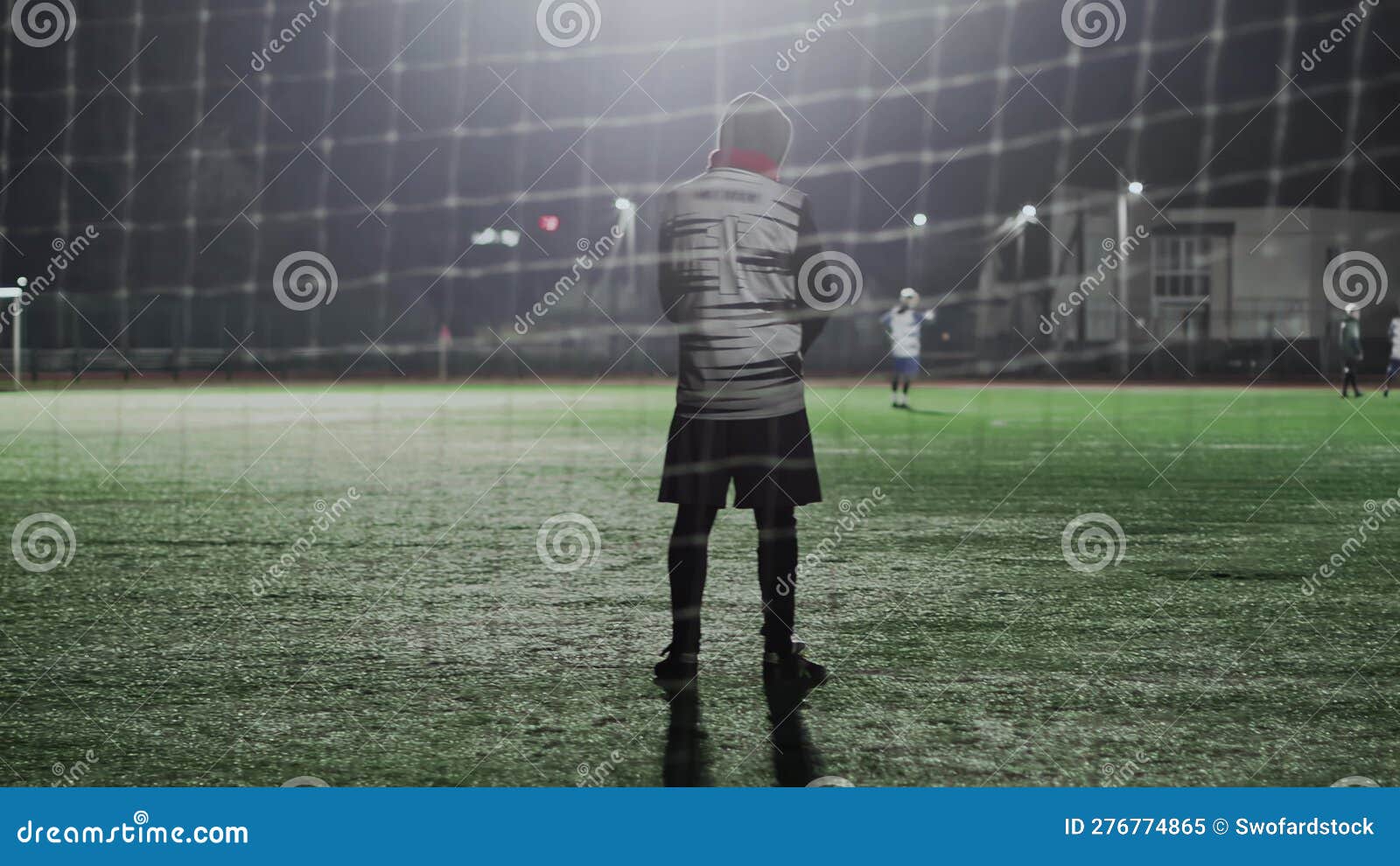 Goleiro Fica No Gol Durante a Partida De Futebol à Noite. Jogo De Futebol  Inglês Em Pequeno Estádio. Conceito De Esporte. Tiroteio Video Estoque -  Vídeo de objetivo, verde: 276774865