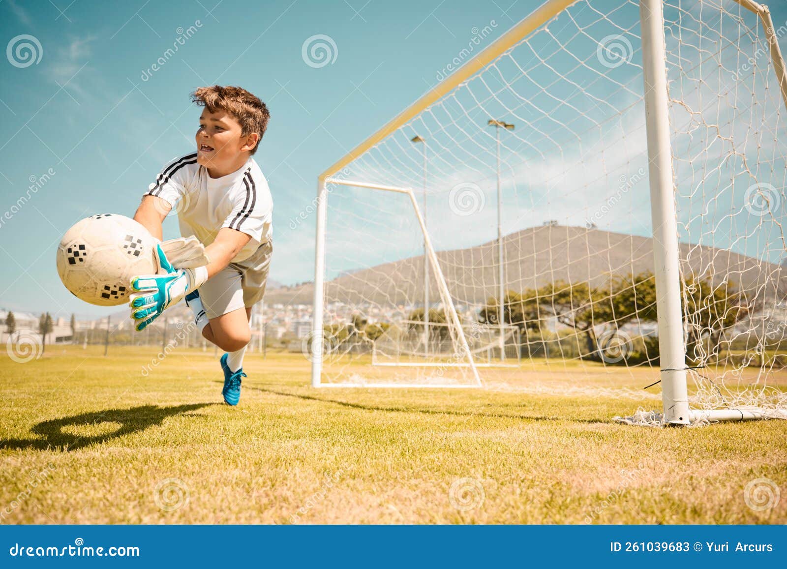 futebol infantil. jogo de bola. crianças na competição esportiva