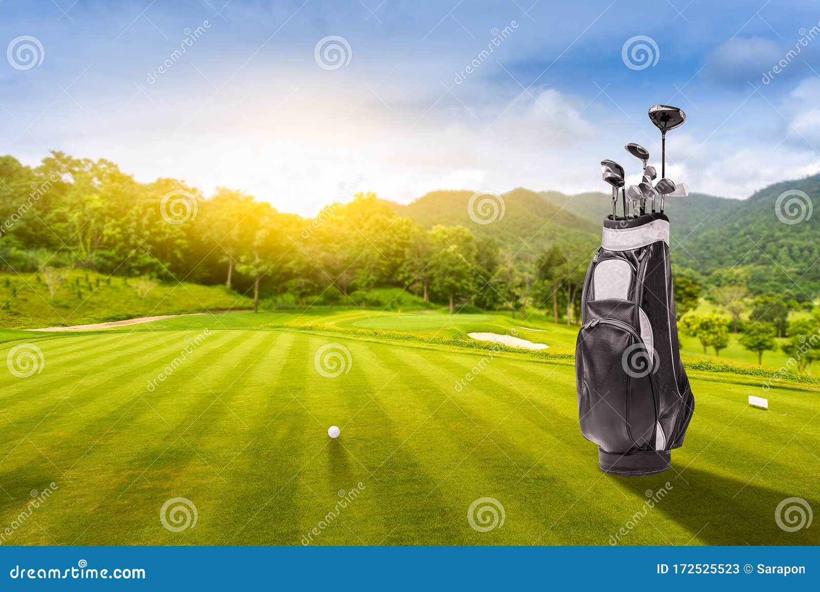 Golf Ball und Golf Verein im Tasche auf Grün Gras beim Sonnenuntergang.  Golfspieler. generativ ai 28246551 Stock-Photo bei Vecteezy