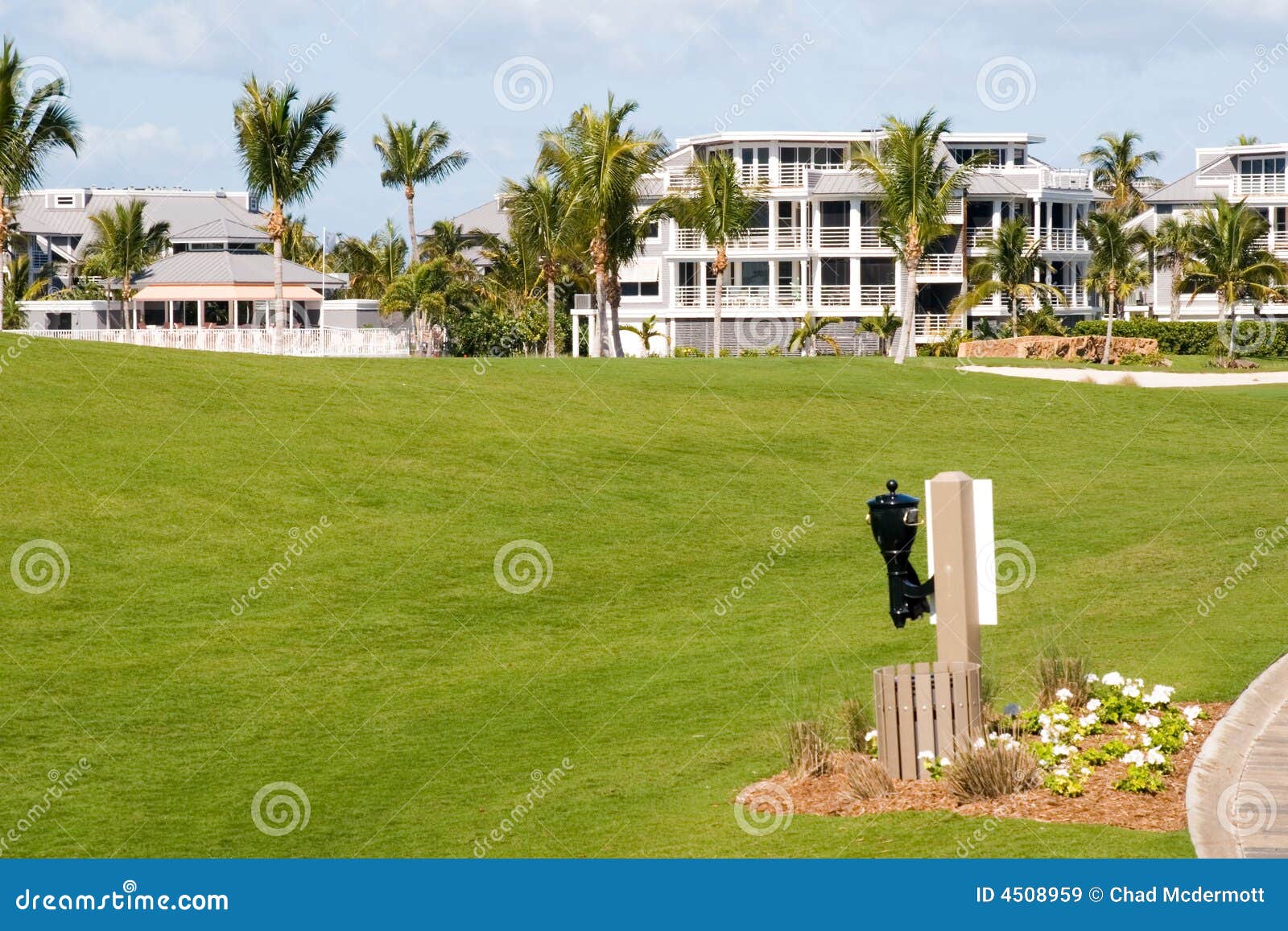 Golf Course Condos stock image. Image of golfer, palm 4508959
