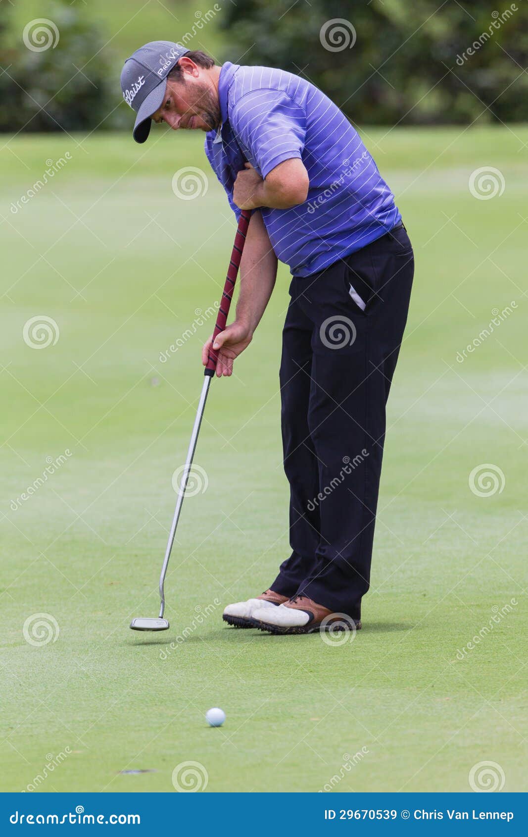 Golf Pro Putting editorial stock image. Image of putting 29670539