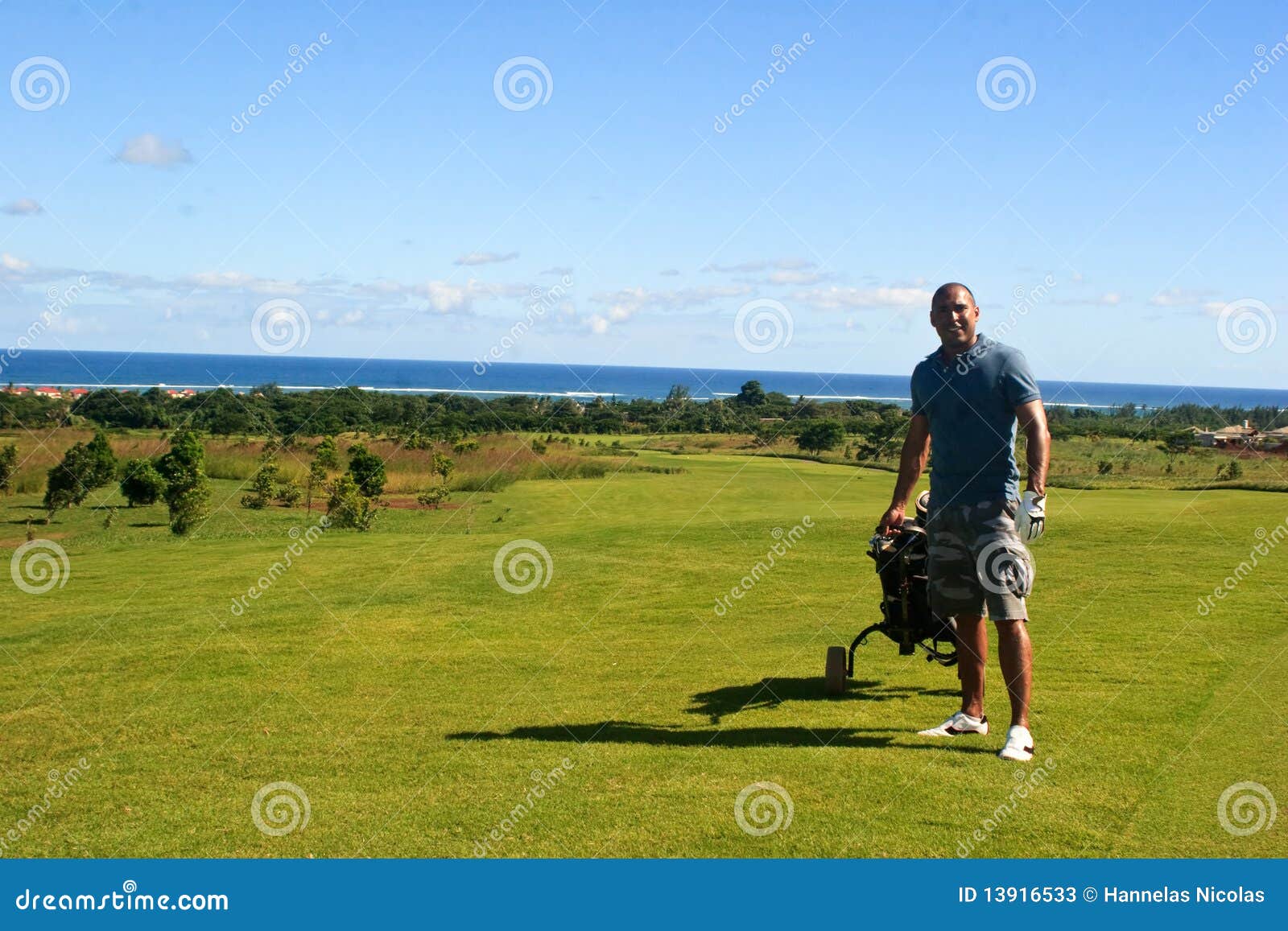 Golfeur sur le vert image stock. Image du sport, vert 13916533