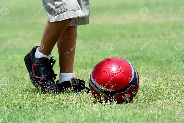 Golpee la bola con el pie imagen de archivo. Imagen de retroceso 2252529