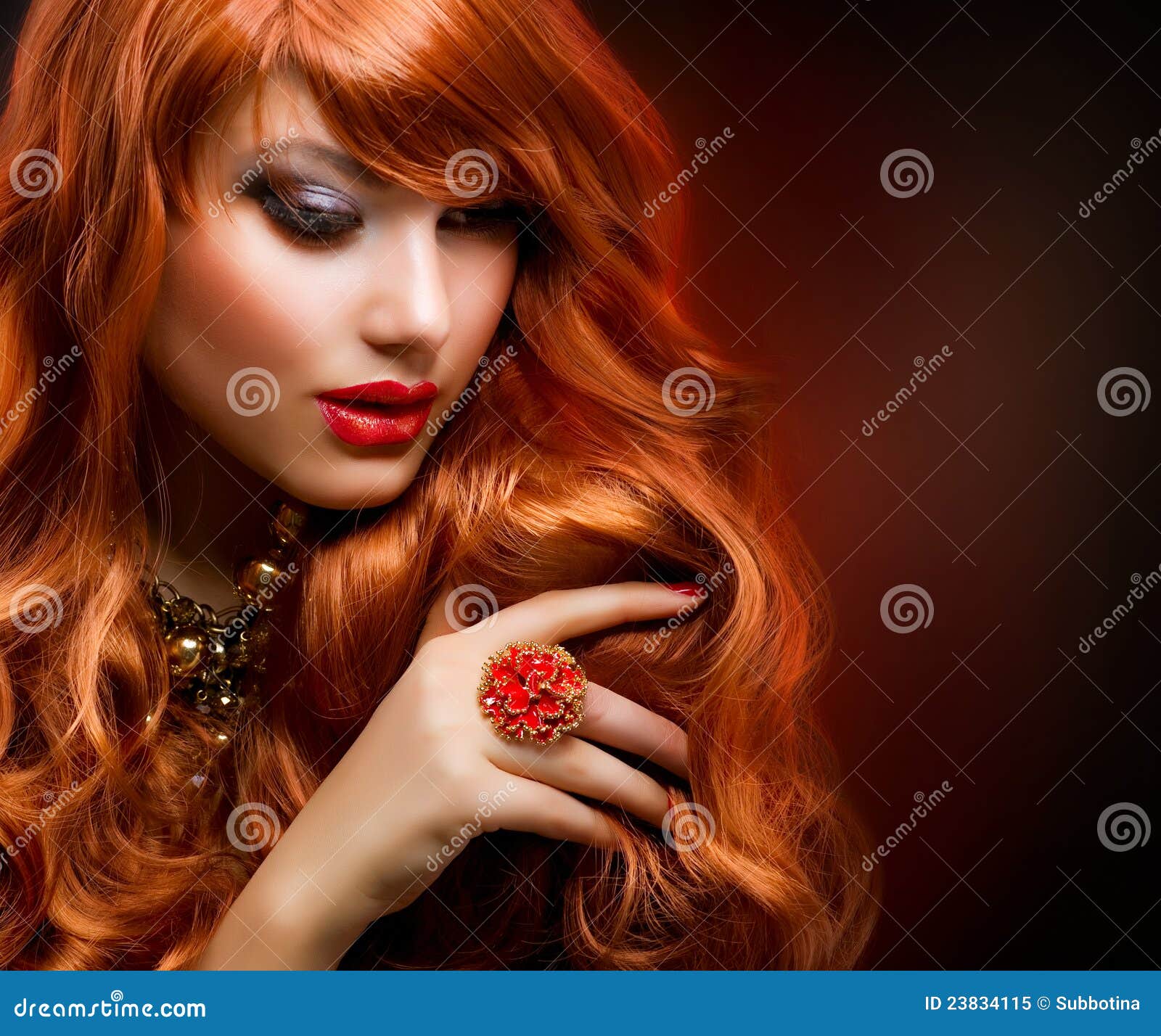 Golvend Rood Haar stock afbeelding. Image of donker, gember - 23834115