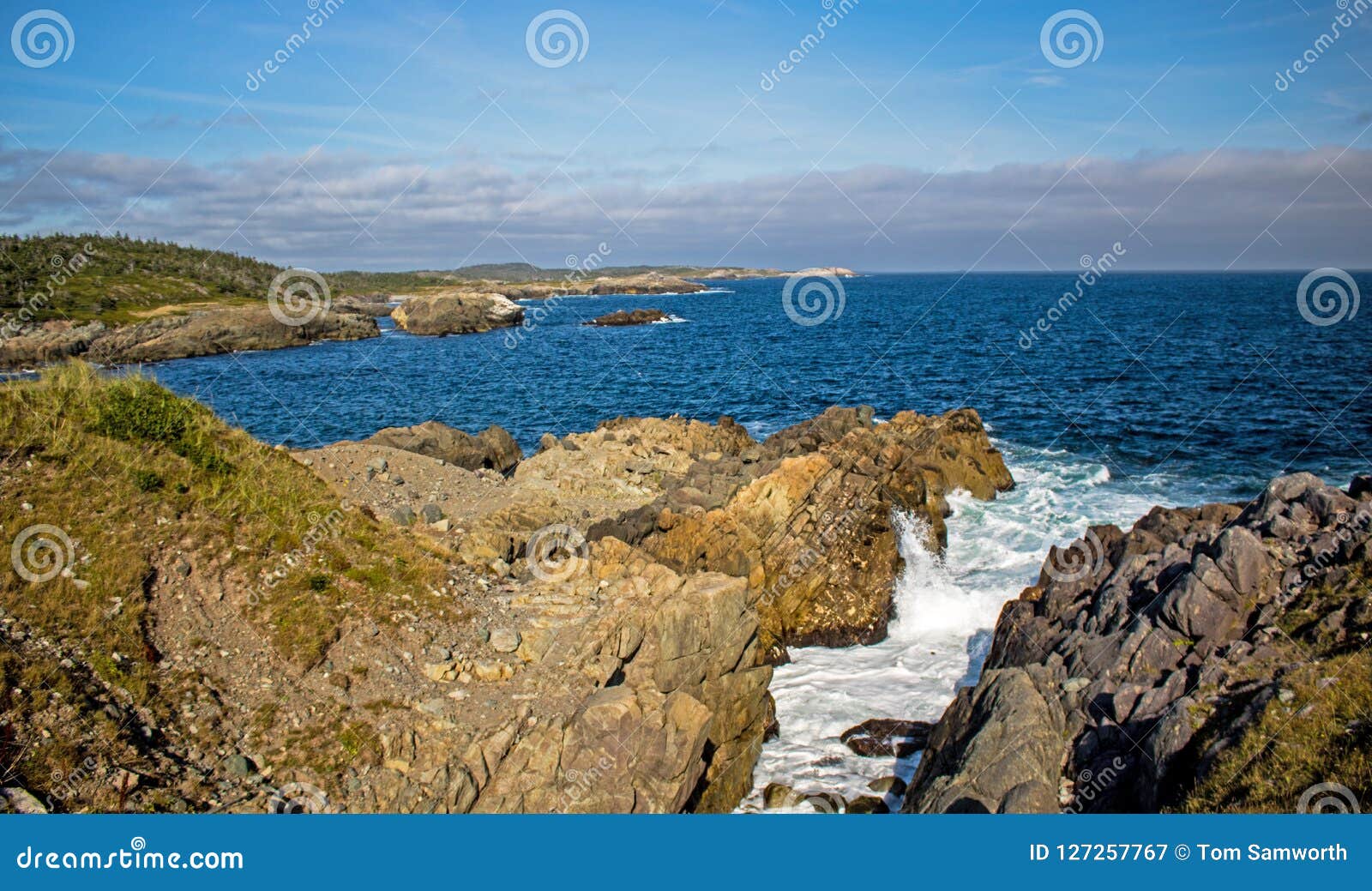 Golvenneerstorting in een Inham langs de Kust van Kaap Breton. Golven die in de rotsachtige kust langs de Atlantische Oceaan op het eiland van Kaap Breton in de Canadese provincie van Nova Scotia verpletteren