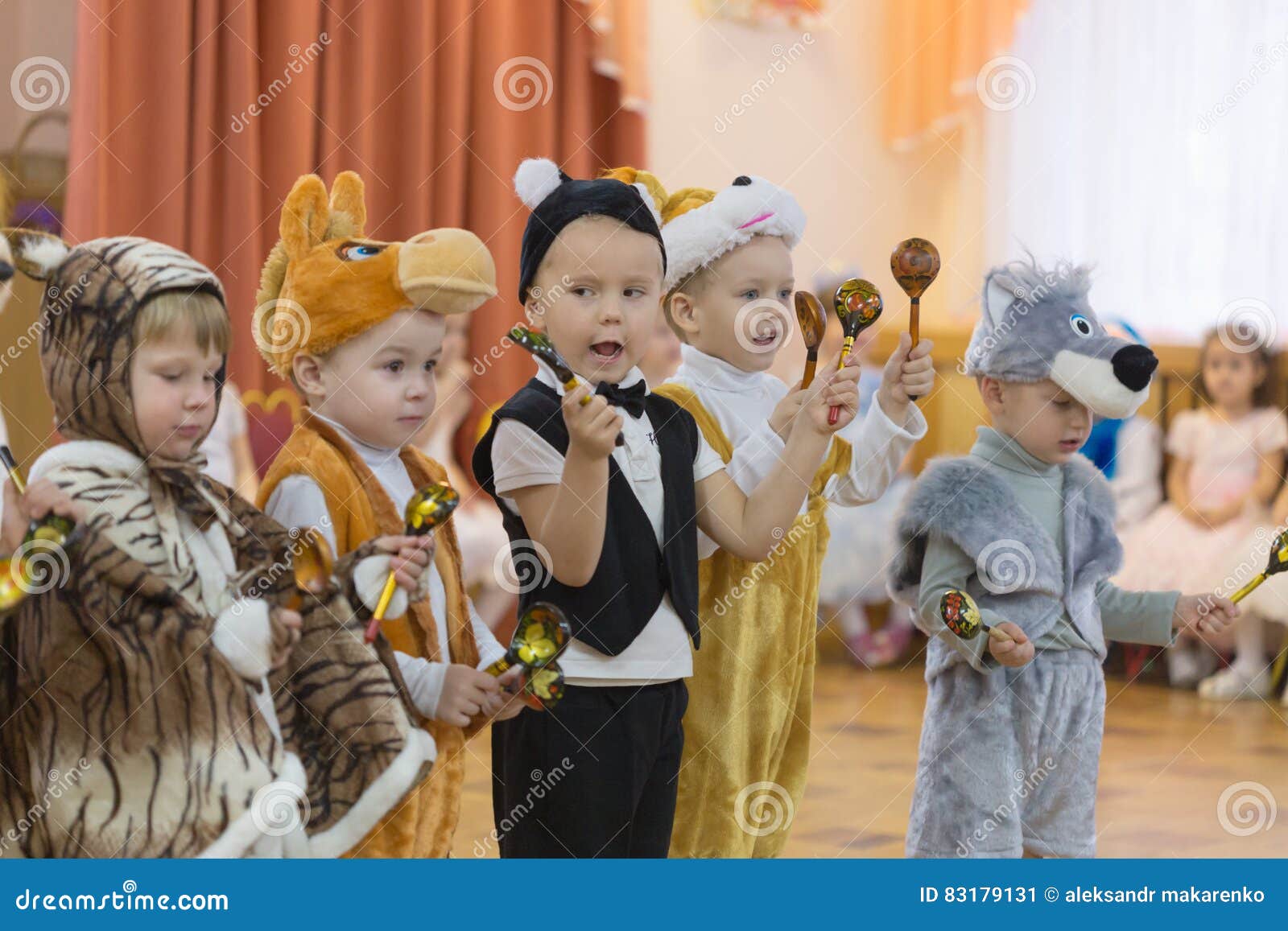 Gomel, Wit-Rusland - DECEMBER 22, 2016: Nieuwjaar` s vakantie voor kinderen in kleuterschool Kinderen 3 - 4 jaar