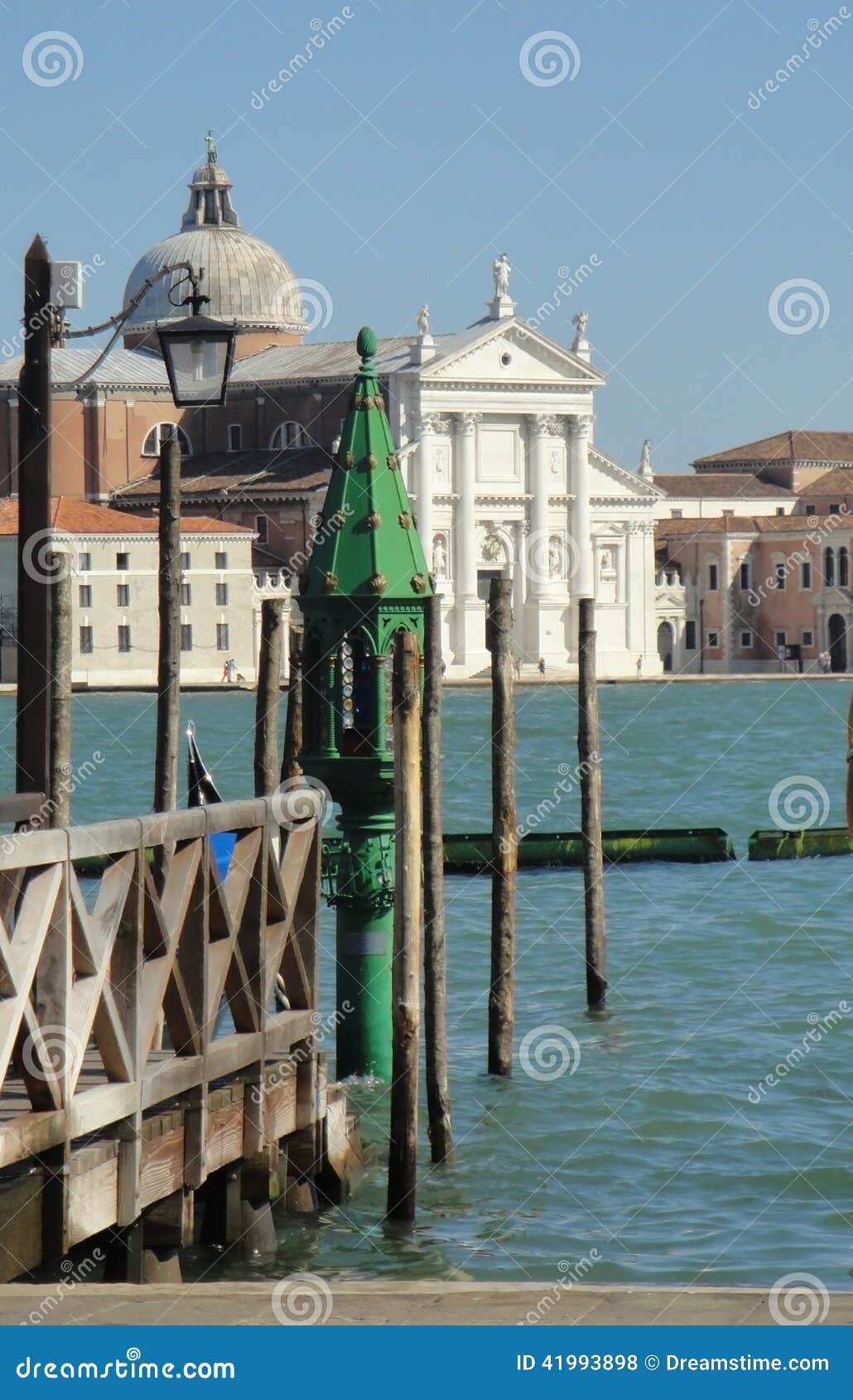 Gondeln machten durch St- Markquadrat mit schönem Laternenpfahl und Kirche Sans Giorgio di Maggiore im Hintergrund fest Venedig,. Veiw von Venedig-Lagune Italien