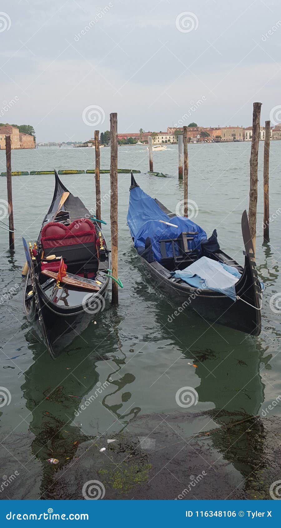 Gondolas. Gôndola em um canal de Veneza
