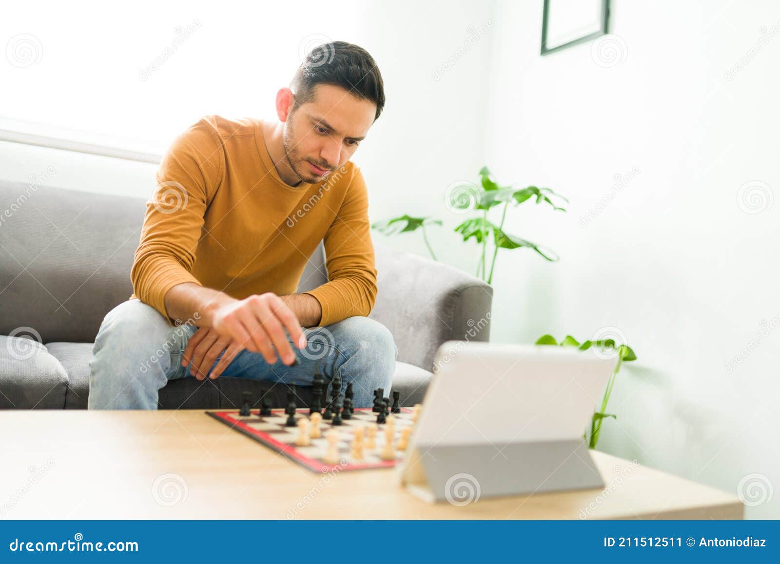 3,200+ Play Chess Online Stock Photos, Pictures & Royalty-Free