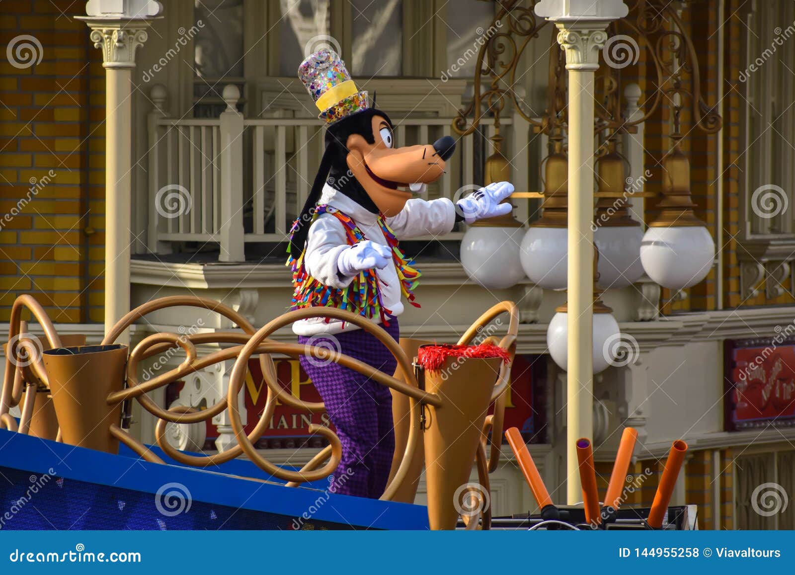 Goofy in Mickey and Minnie`s Surprise Celebration Parade at Walt Disney ...