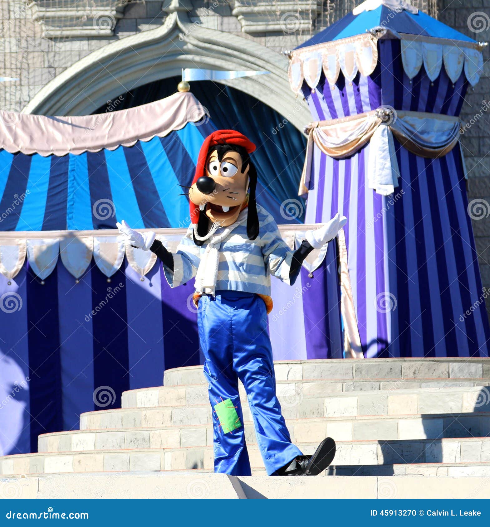 Goofy On Stage At Disneyworld Editorial Image Image Of Disneyworld Disneys