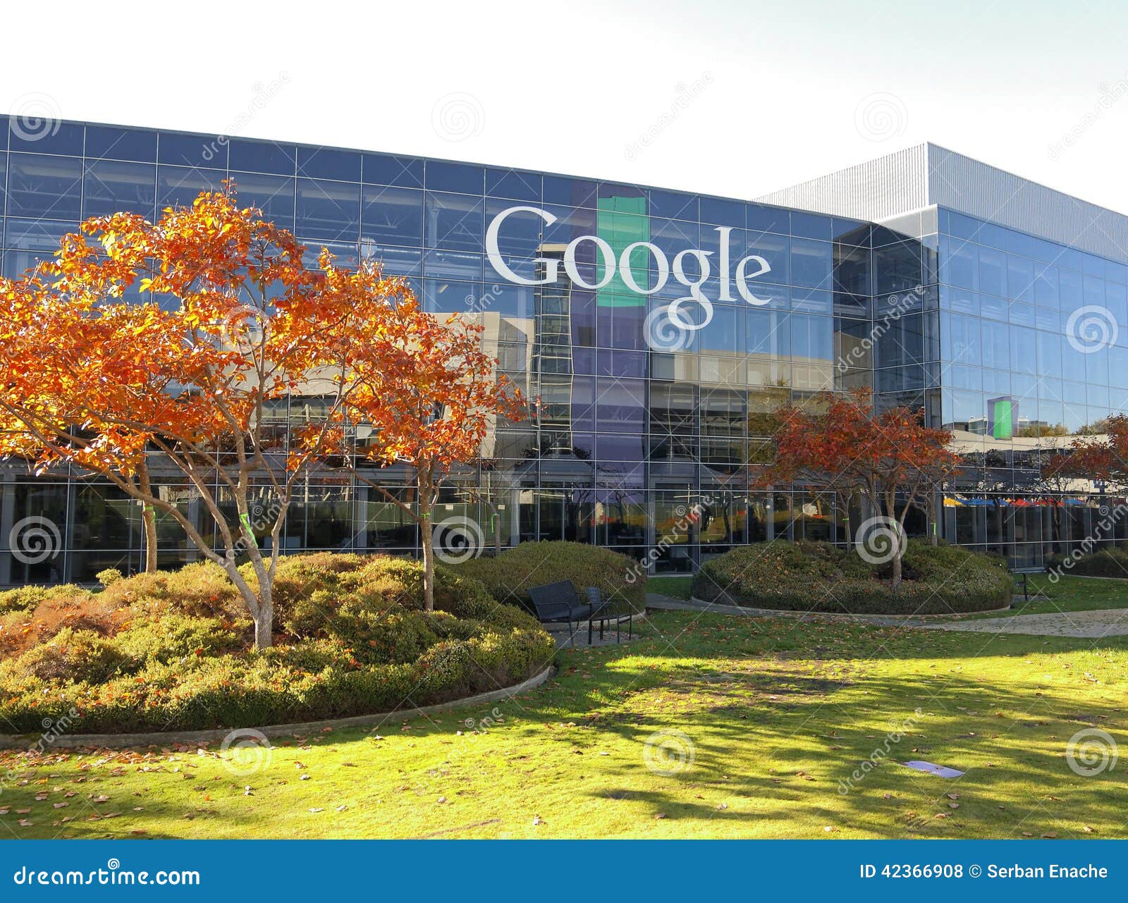 Google 总部编辑类库存照片. 图片包括有总公司, 徽标, 急性, 结构树, 著名, 校园, 总部- 42366908