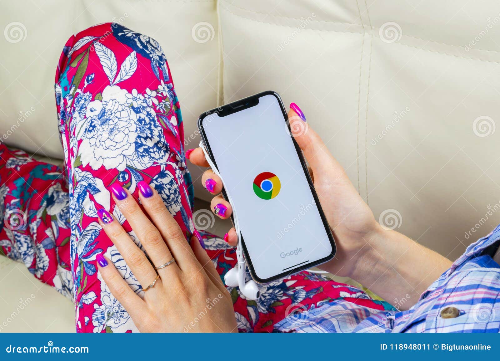 Google Chrome Application Icon On Apple IPhone X Screen ...