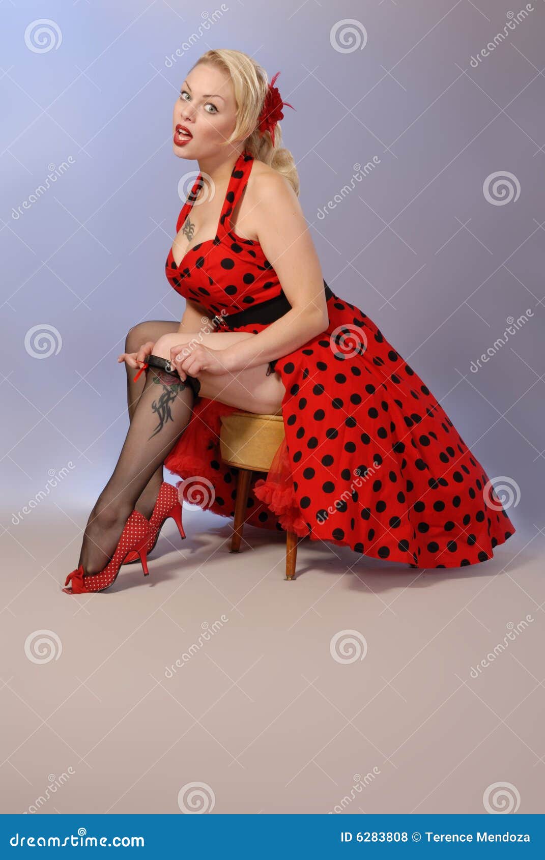 gorgeous blonde fifties style pinup
