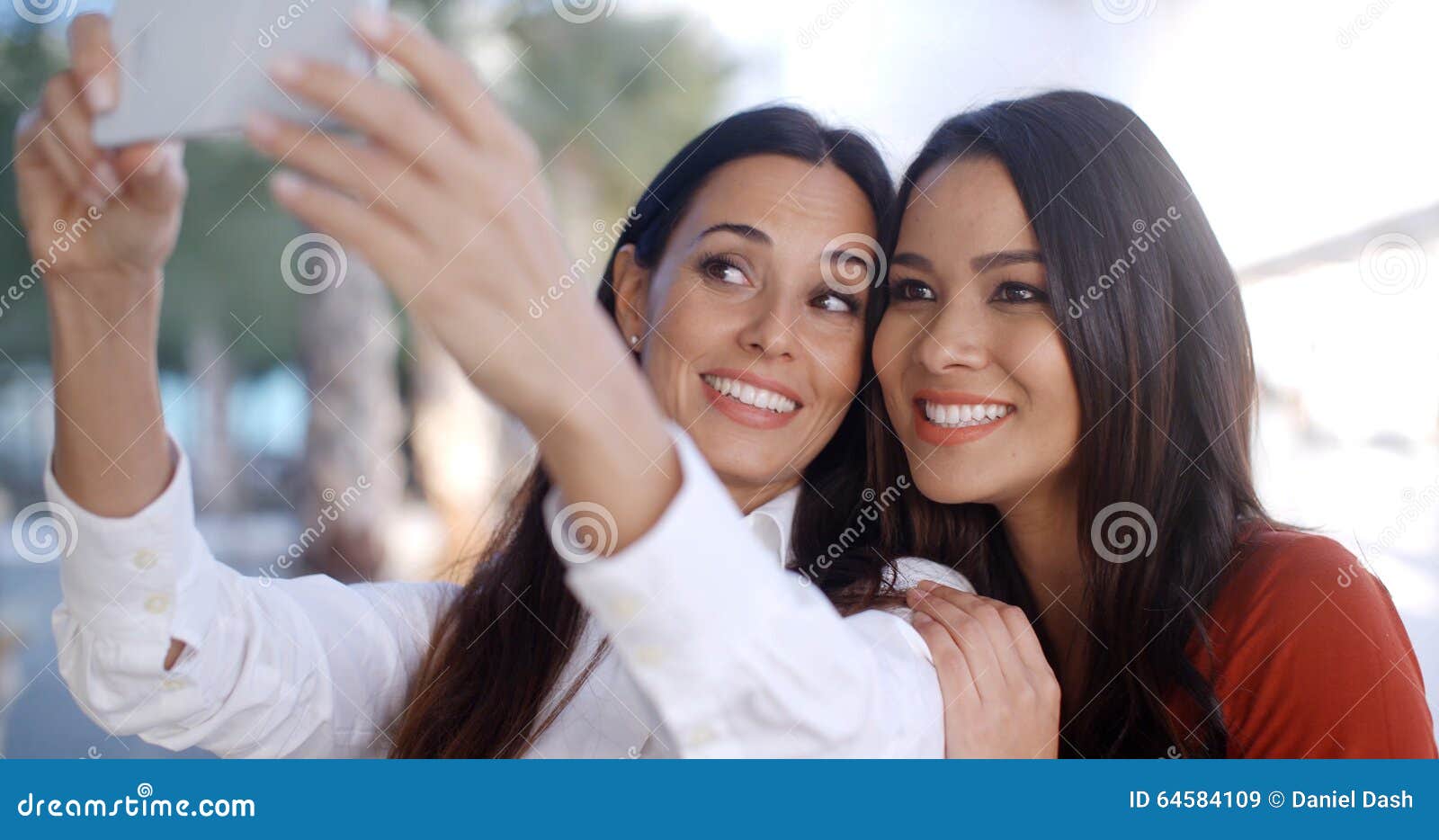 Two stylish women taking selfie hi-res stock photography and images - Page  2 - Alamy