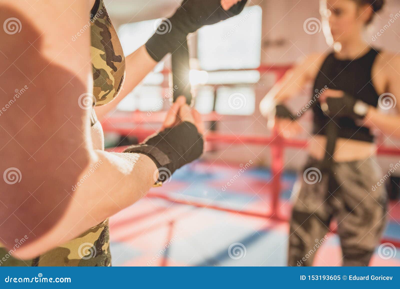 Доверие 43. MMA Fighter in Gym. Девушка тренирует и подготавливает глотку.