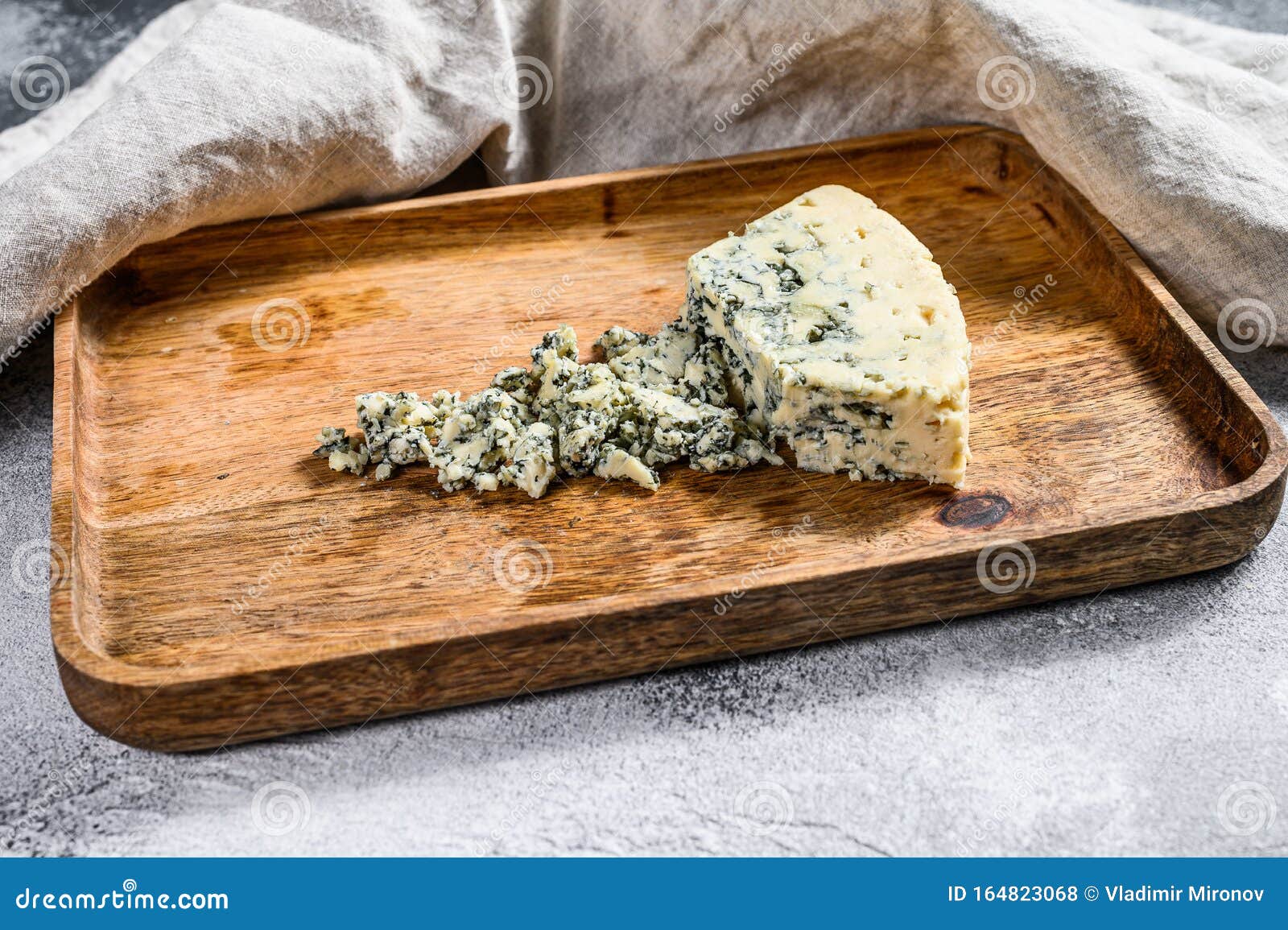 Queijo gorgonzola azul em uma tábua de corte de madeira com