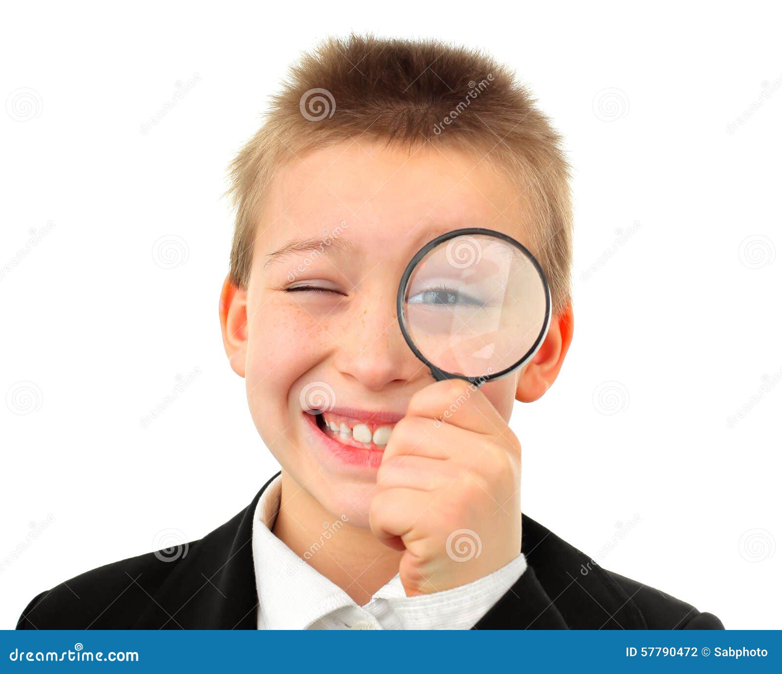 Gosse avec la loupe photo stock. Image du enfance, grand 57790472