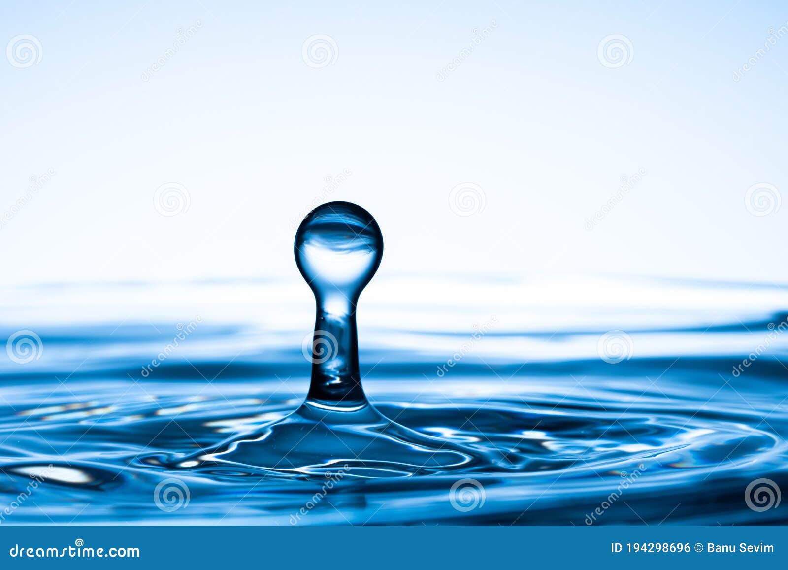 Gota De Agua Cayendo En Agua Estancada Foto de archivo Imagen de