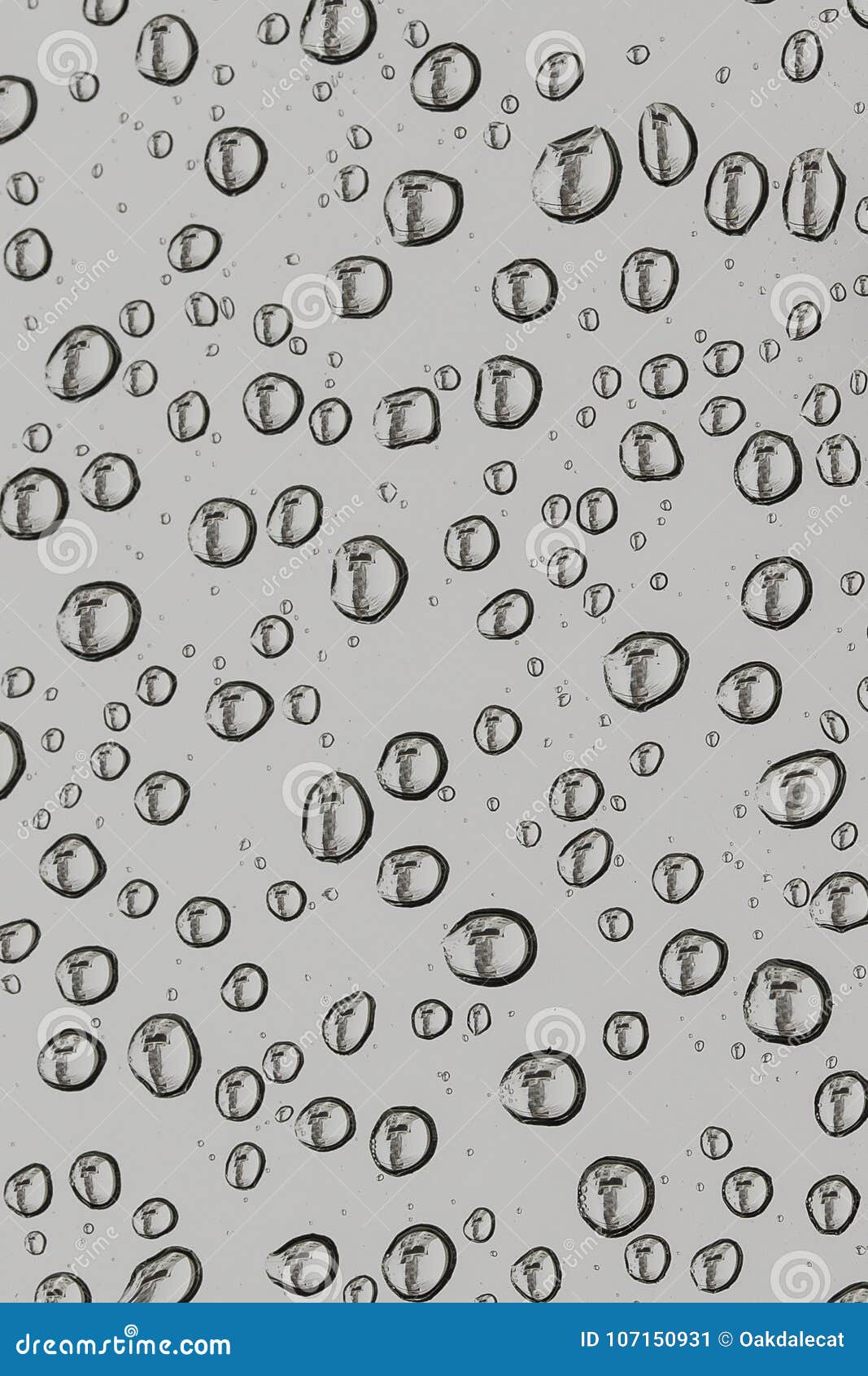 Gotas abstratas da água. Olhando como a soda efervescer ou as bolhas, neve durante um blizzard foram sopradas contra algumas gotas do vidro, derretido, e formada com reflexões obscuras abstratas de uma cena do inverno dentro delas