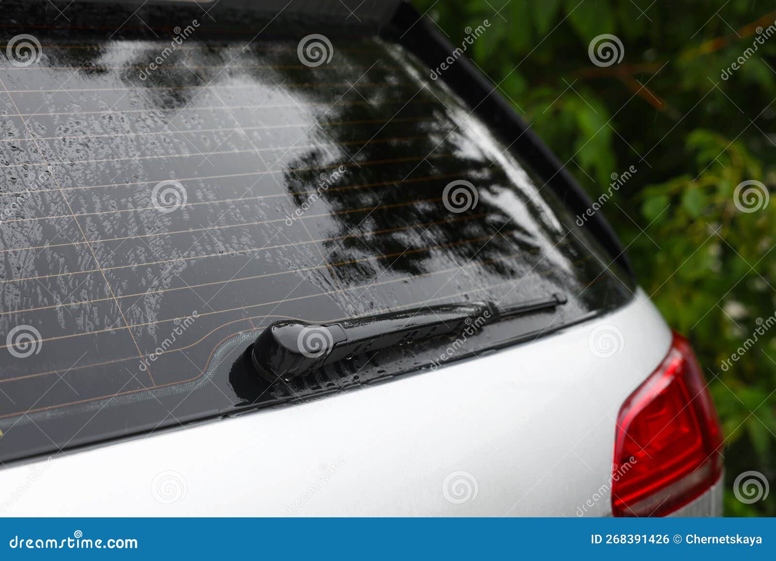 Limpiaparabrisas trasero trasero del coche moderno: fotografía de