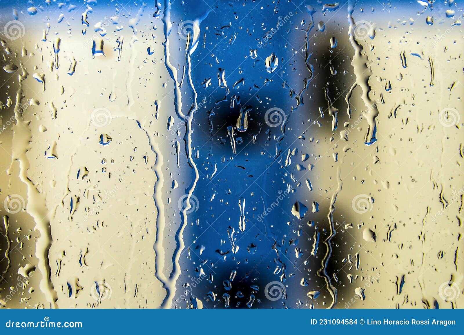 gotas de lluvia sobre un cristal de la ventana. tenerife. islas canarias