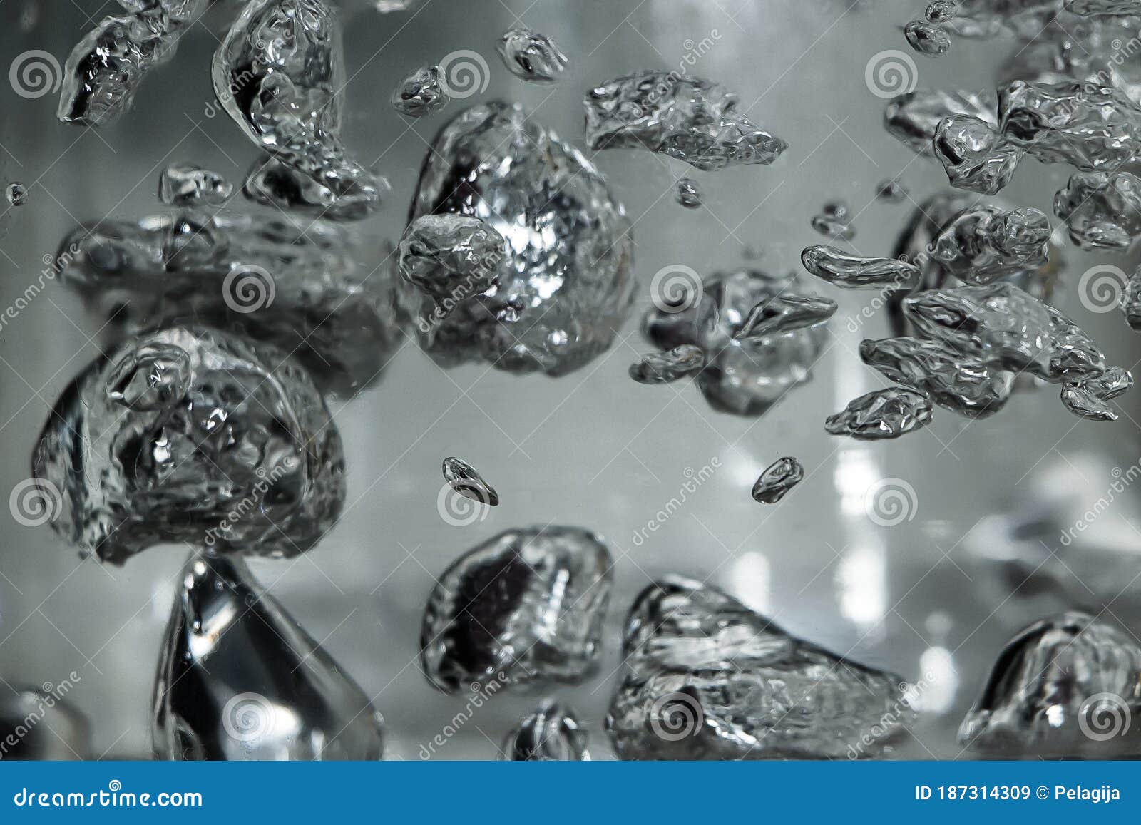 Gotas Y Burbujas De Mercurio En El Agua. Elemento Químico Peligroso La  Experiencia Científica Imagen de archivo - Imagen de ciencia, limpio:  187314309