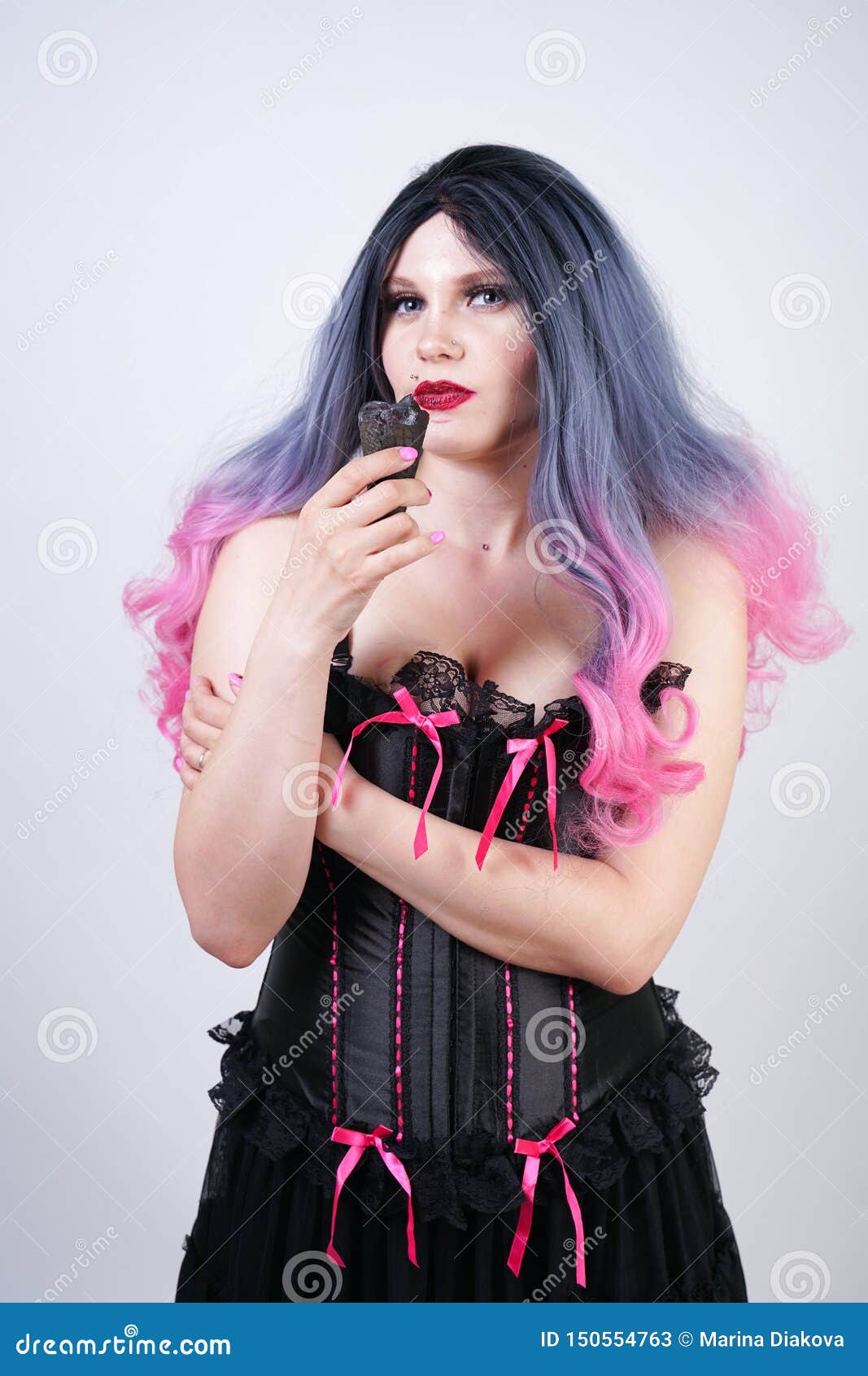 Curvy goth girl