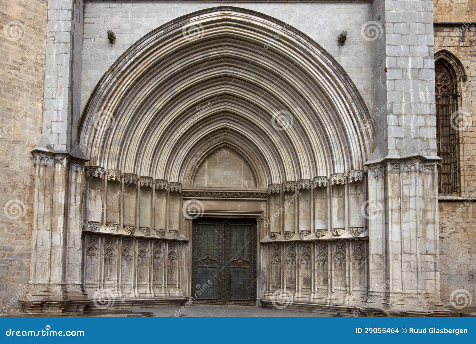 Tellurisme de BRETAGNE Gothic-cathedral-entrance-to-girona-spain-29055464