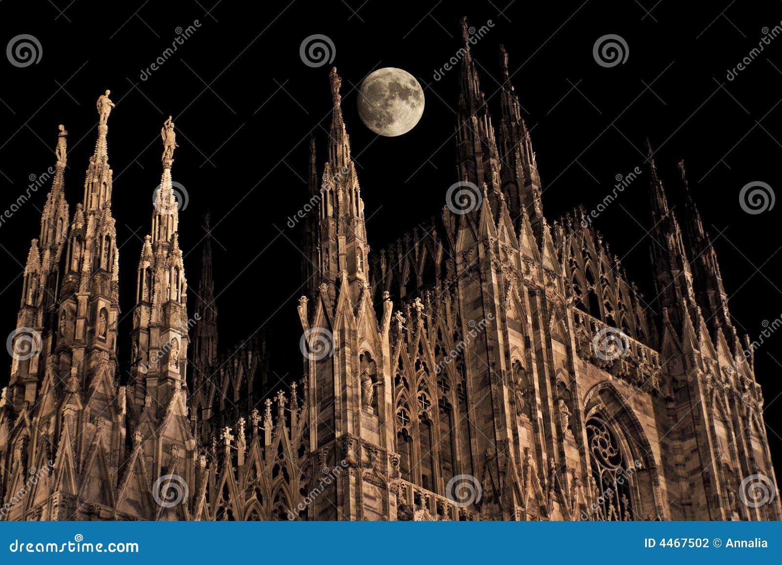 Gotische moonrise. Volle maan over gotische de kathedraaltoppen van Milaan