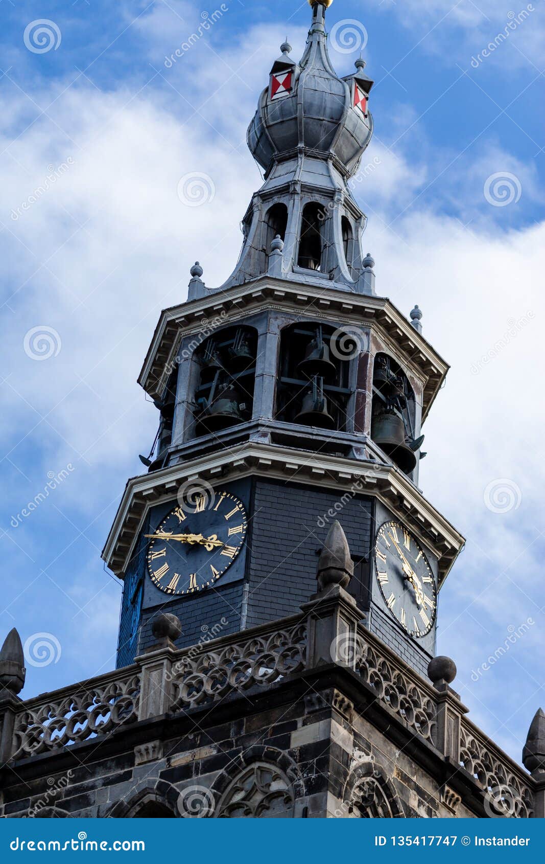 Gouda, l'Olanda Meridionale/Paesi Bassi - 27 ottobre 2018: Orologio e campanile della st Jan Church con cielo blu appannato come fondo un giorno soleggiato di autunno di ottobre