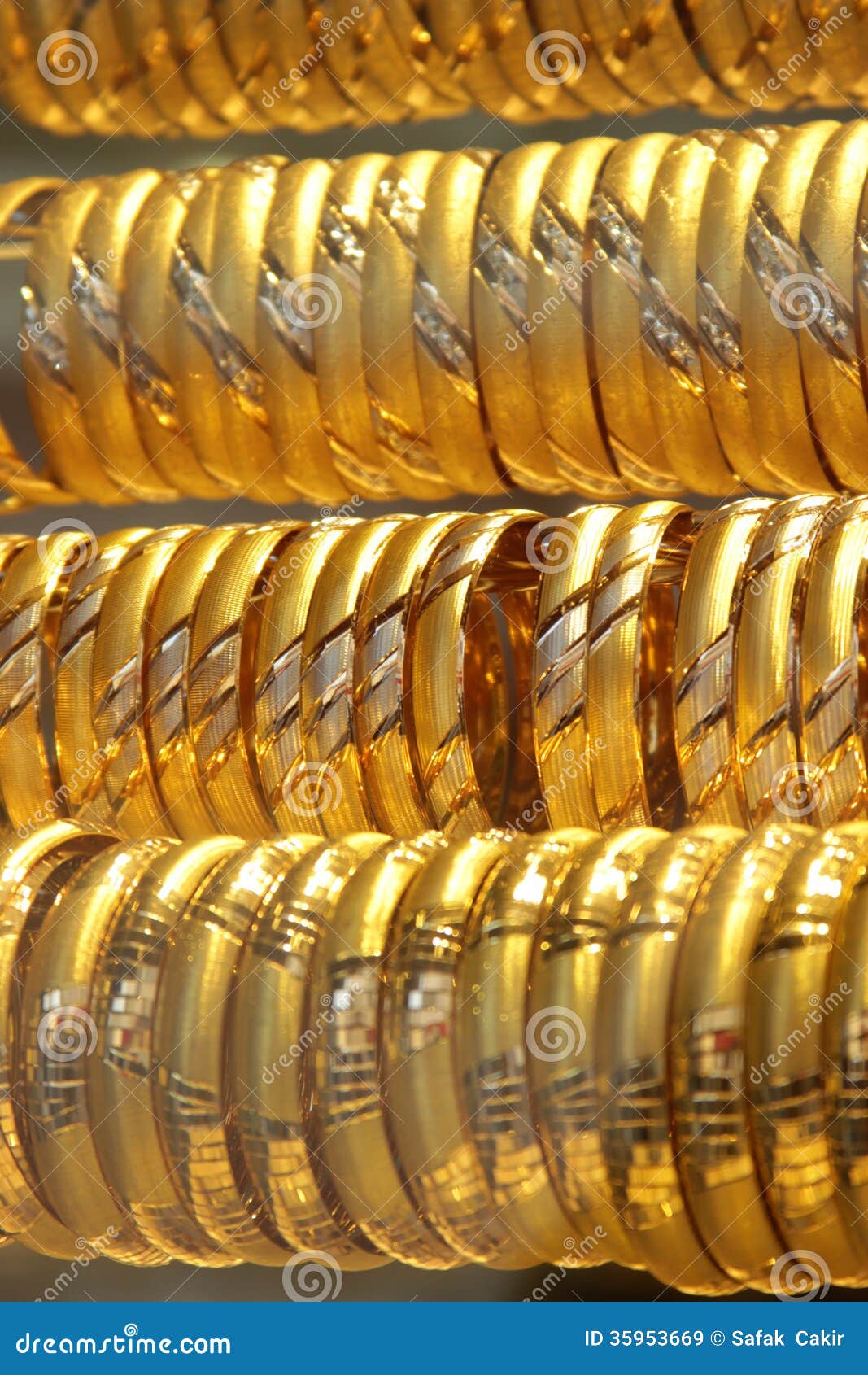 trimmen Reflectie troosten Gouden armbanden stock afbeelding. Image of juweel, kapitaal - 35953669