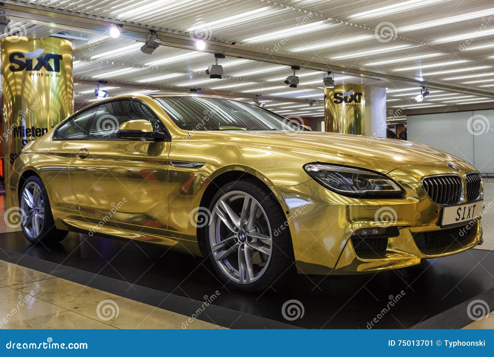 Gouden BMW Bij De Luchthaven Van Frankfurt Redactionele Foto - Image of ...