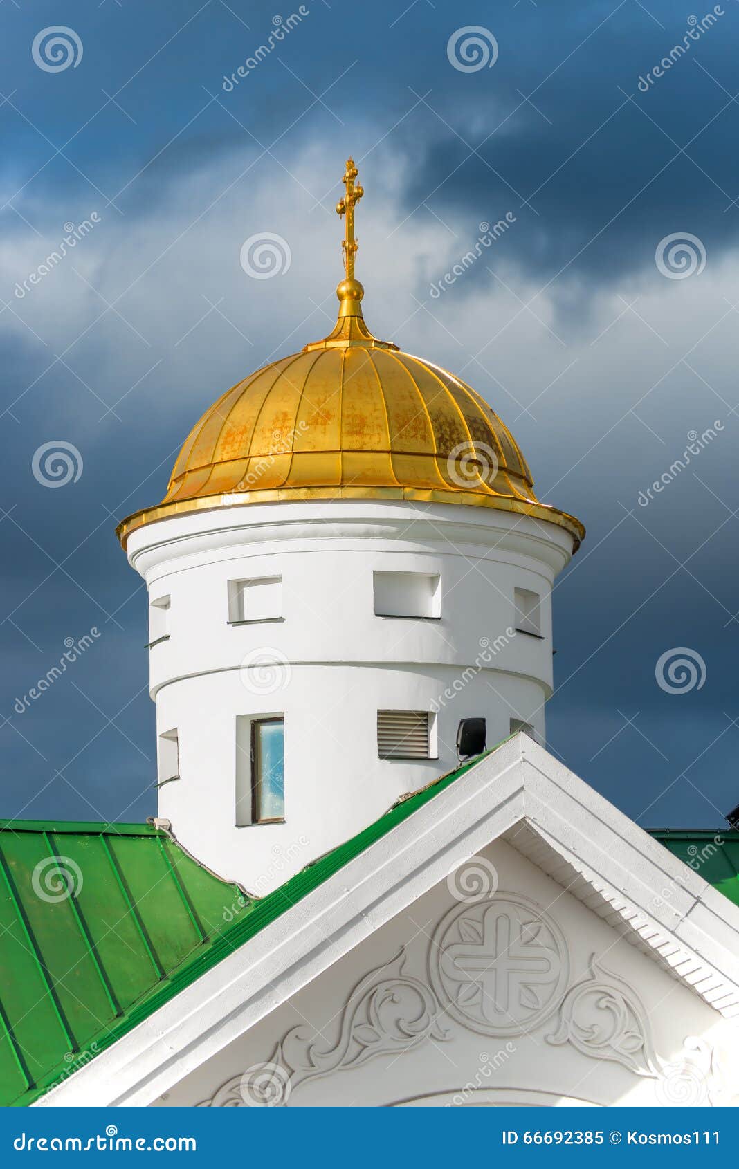 Gouden koepel van een orthodoxe tempel tegen het hemelclose-up