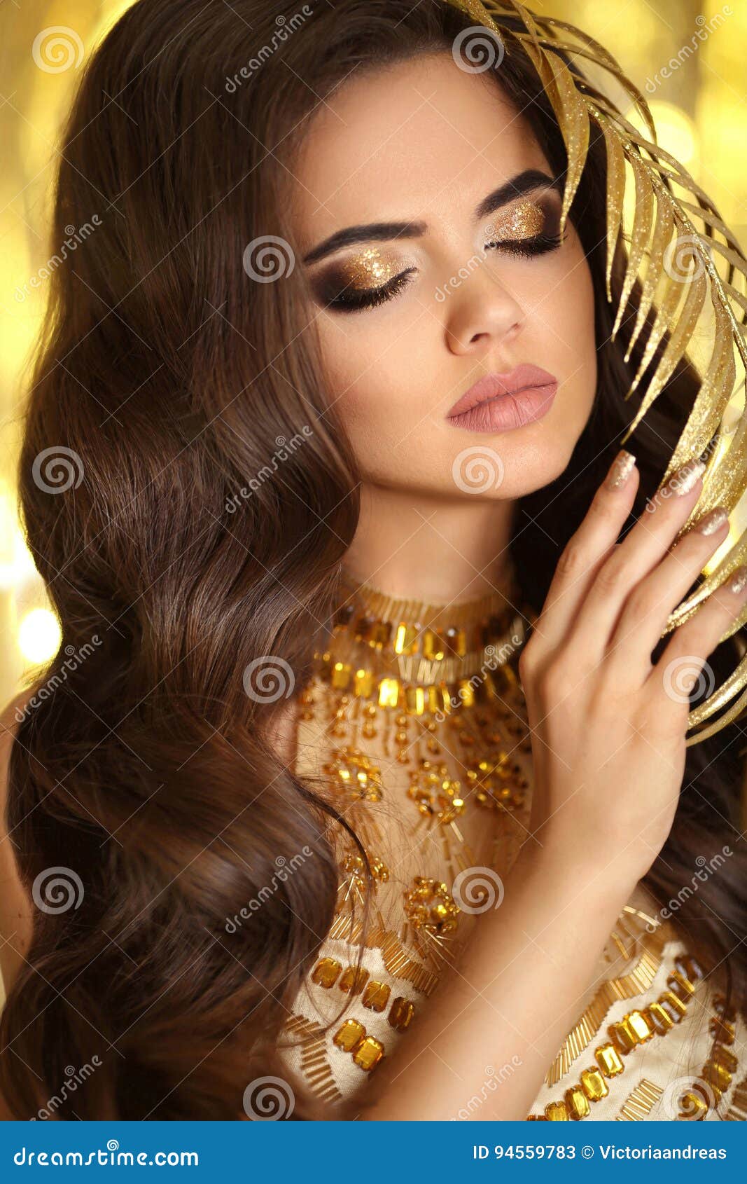 onduidelijk pariteit zuur Gouden Make-up Elegante Donkerbruine Vrouw Manier Juwelen Golvende Hai  Stock Afbeelding - Image of oogschaduw, aantrekkingskracht: 94559783