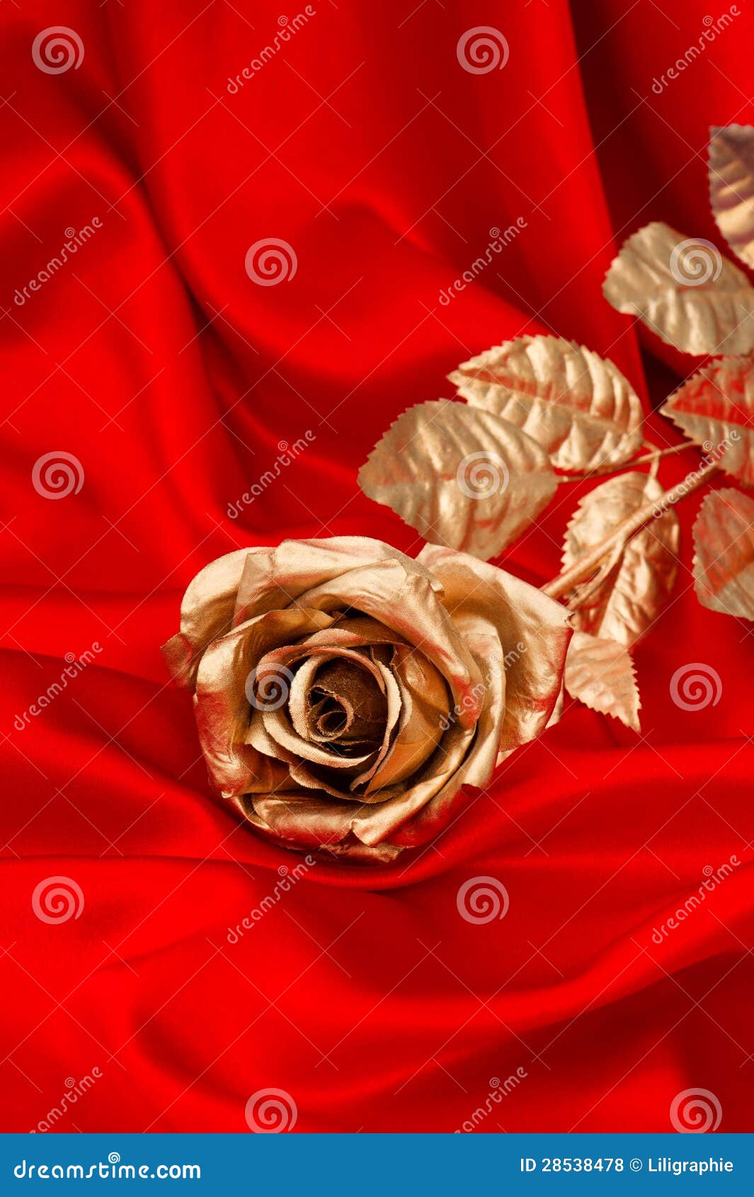 Gouden Nam Bloem Over Vlot Rood Satijn Toe Stock Foto Image of roos 