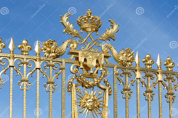 Gouden Poort Met Ornamentpaleis Versailles Dichtbij Parijs, Frankrijk ...