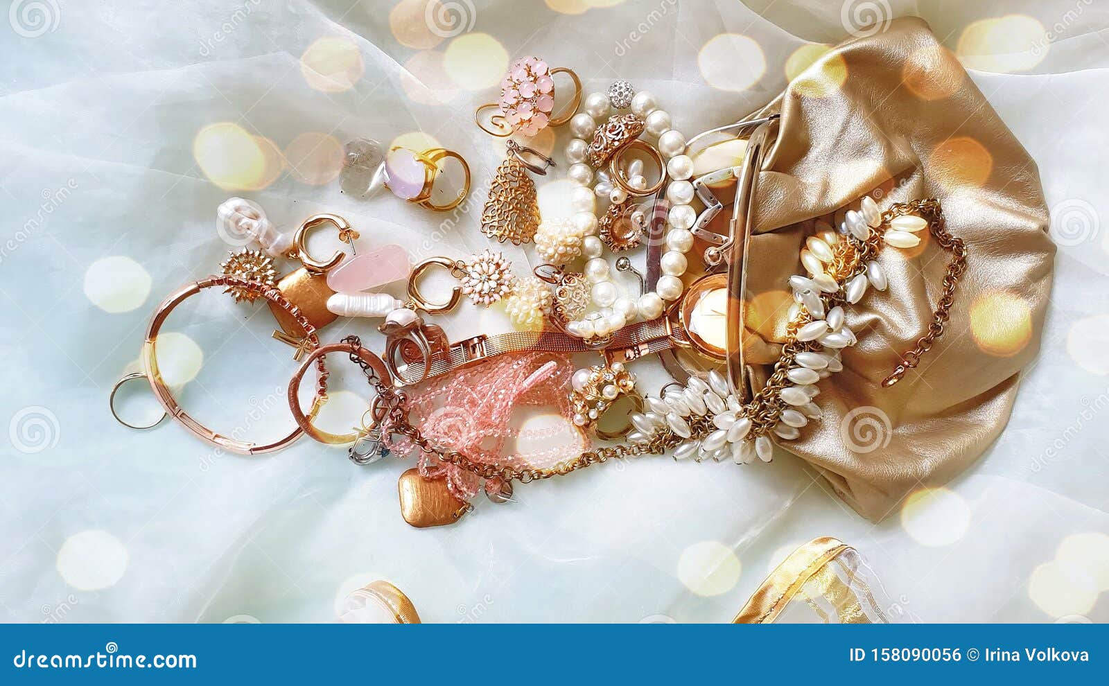 Proberen Opgetild George Eliot Goudstijlvolle Luxe Juwelen, Nog in De Kinderwinkel, Kledij, Joodse Witte  Parelvaten Stock Foto - Image of rozen, bloemen: 158090056