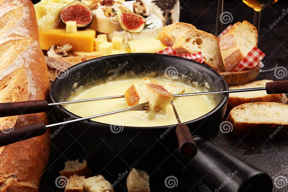 Gourmet Schweizer Fondue Abendessen an Einem Winterabend Mit ...