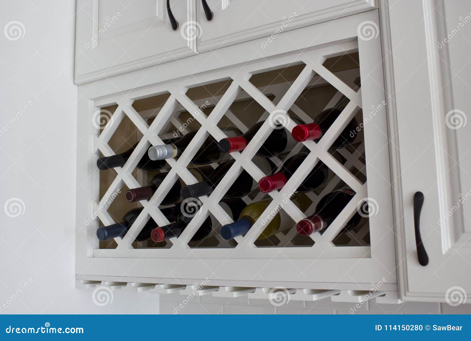 Governo incorporato bianco dello scaffale del vino. Bianco colorato, armadi da cucina incorporati dello scaffale del vino