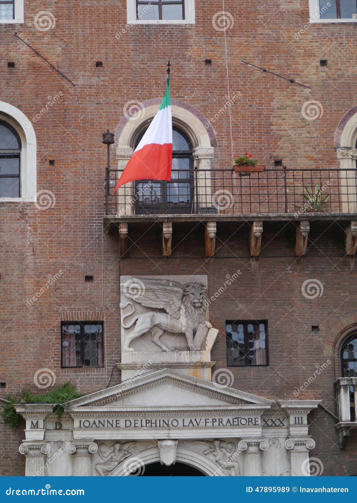governo oalace with the winged lion of venezia