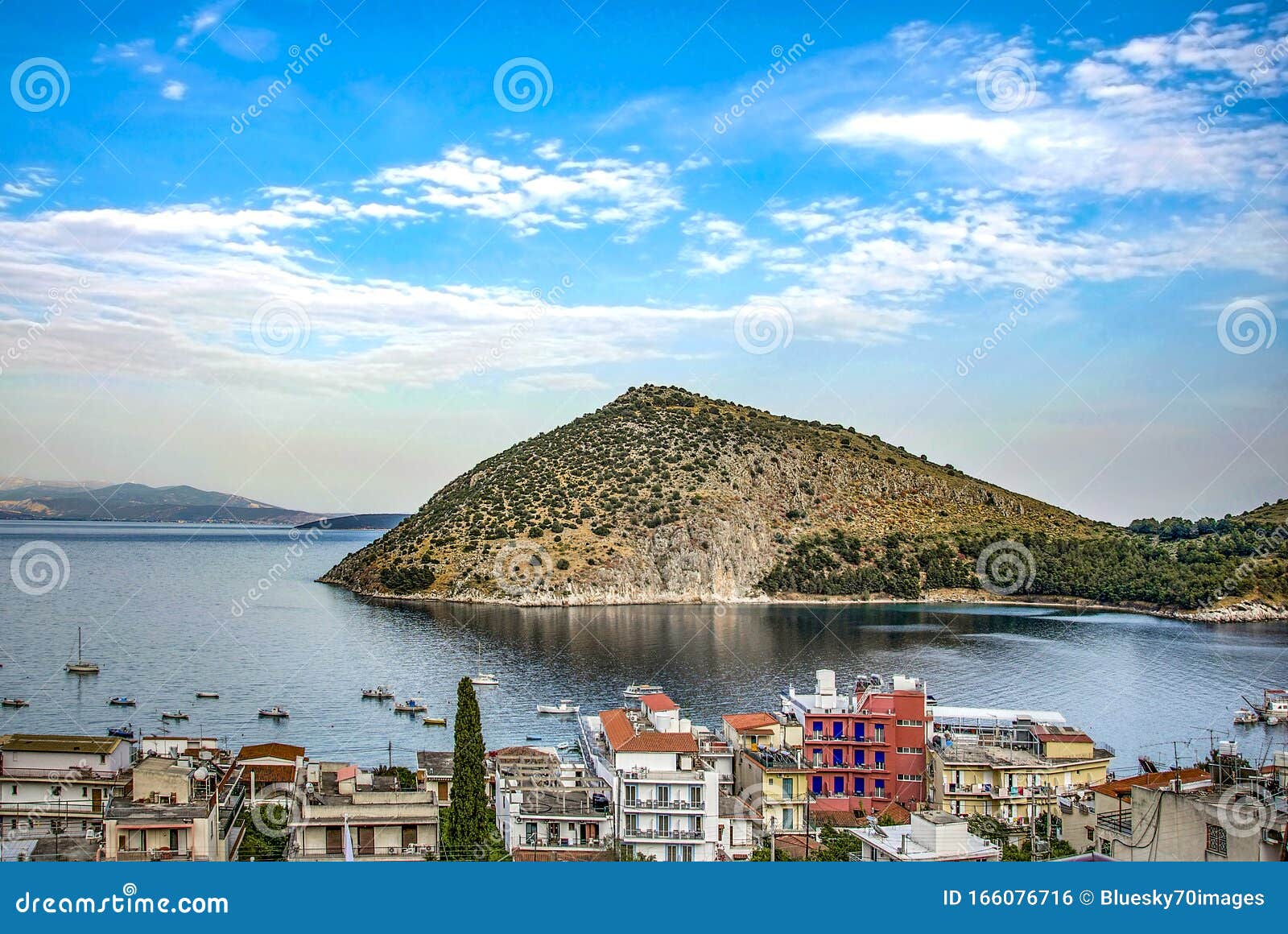 Grèce, Peloponesse, Ville De Tolo Près De La Ville De Nauplie Vue Sur La  Mer Et Une Petite île Photo stock - Image du compartiment, loisirs:  166076716