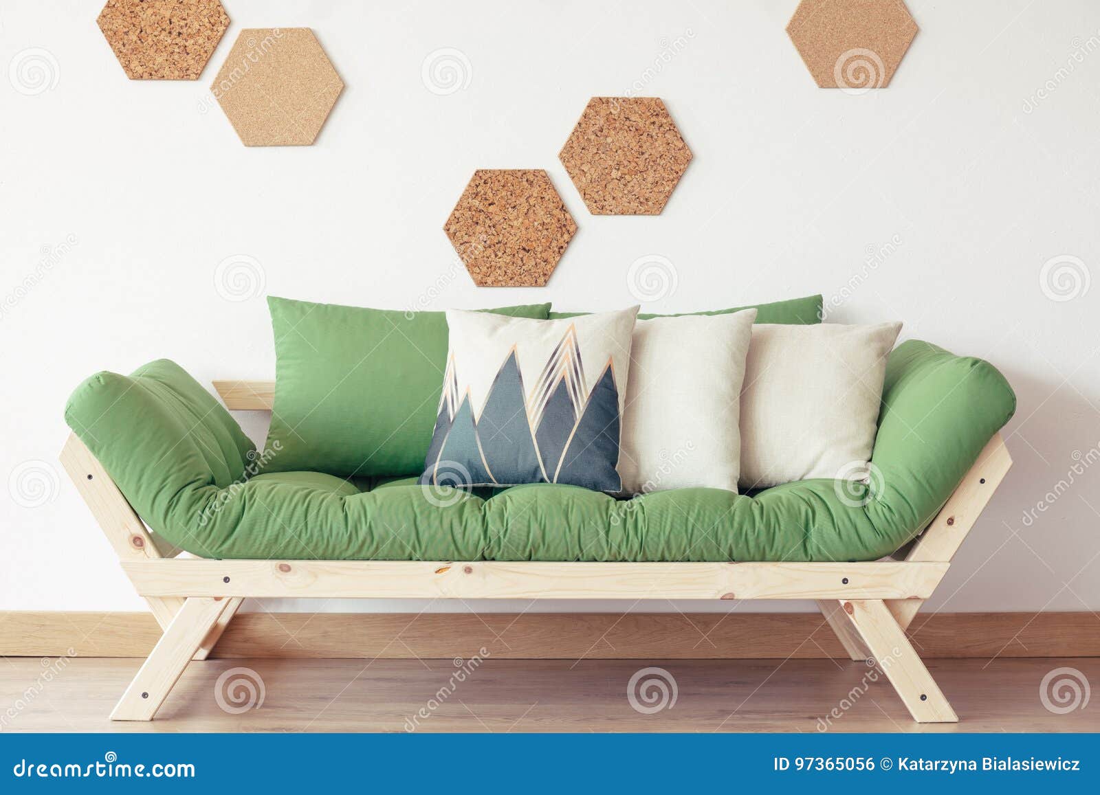 Grune Couch Und Korkendekor Stockfoto Bild Von Korkendekor Couch