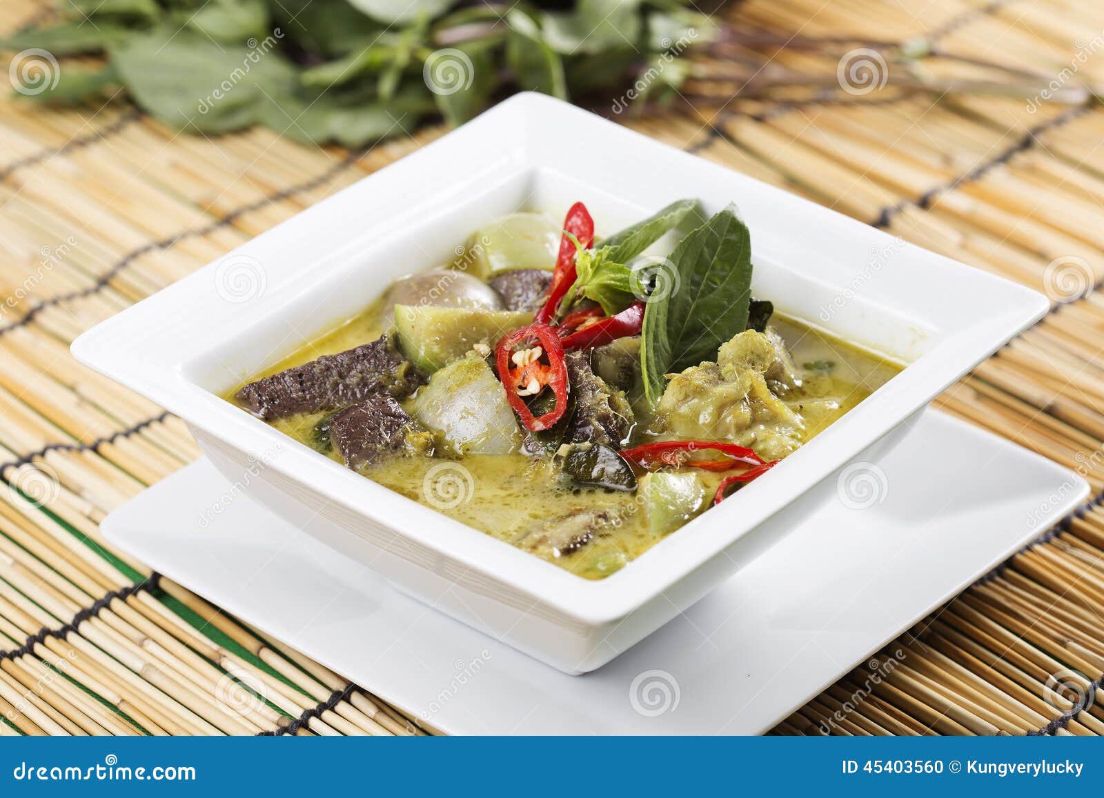 Grüne Curry Hühnersuppe stockfoto. Bild von platte, basilikum - 45403560