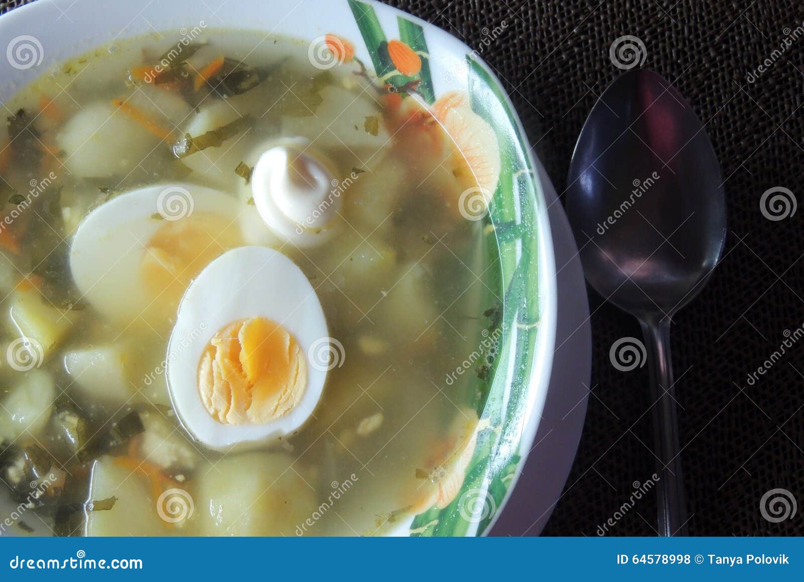 Grüner Borschtsch mit Brot stockfoto. Bild von gekocht - 64578998