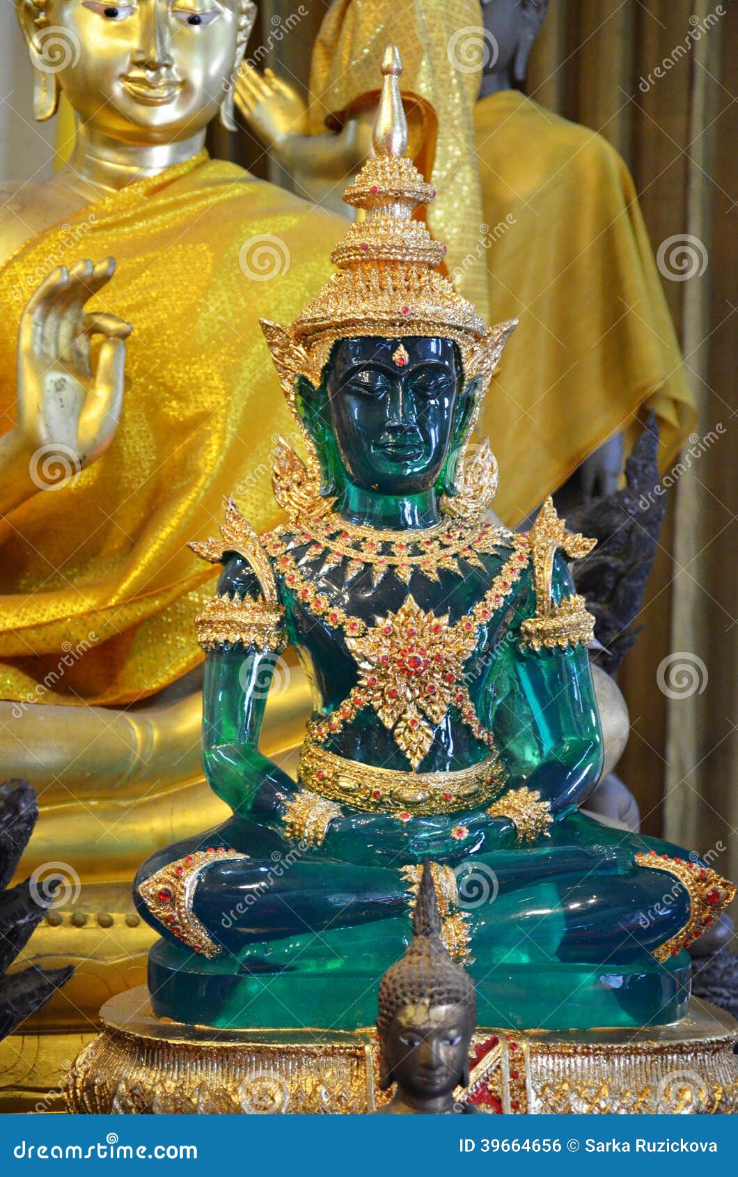 Grüner Buddha Unter Anderen Buddhas Stockfoto - Bild von statue, glaube ...