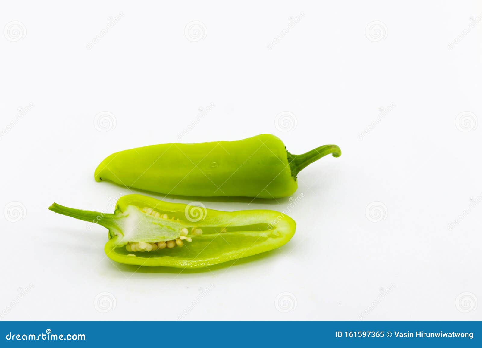 Grüner Chili-Pfeffer, Ein Ganzer Chi Und Eine Halbe Geschnitten Auf ...