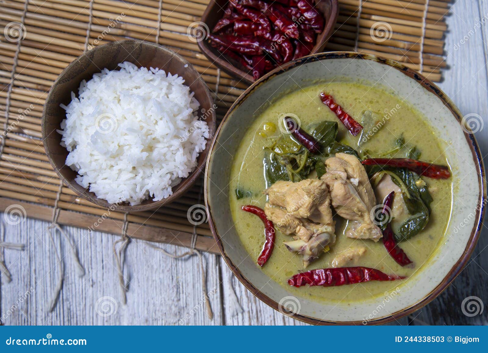 Grünes Curry Mit Huhn. Thailändisches Essen. Stockbild - Bild von ...