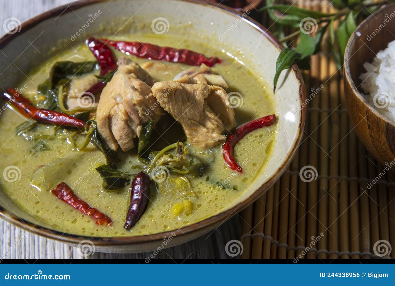 Grünes Curry Mit Huhn. Thailändisches Essen. Stockfoto - Bild von ...