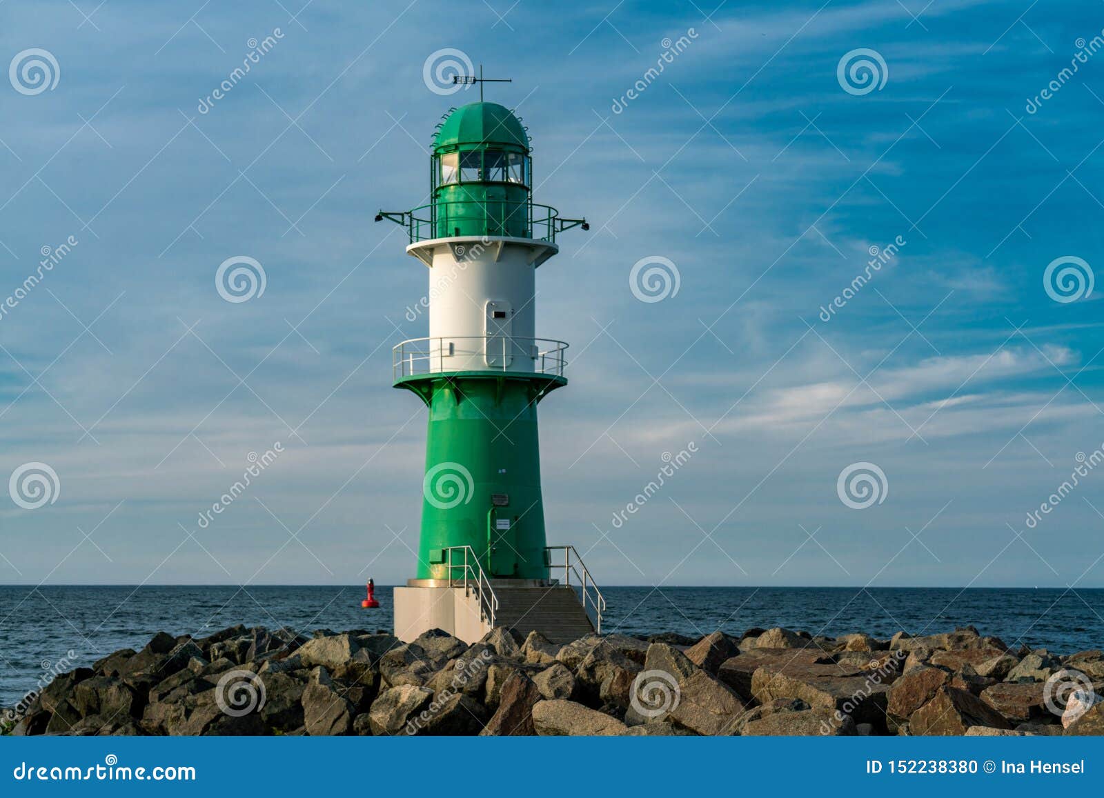 Grünes Leuchtfeuer in Der Ostsee in Warnemünde Stockfoto - Bild